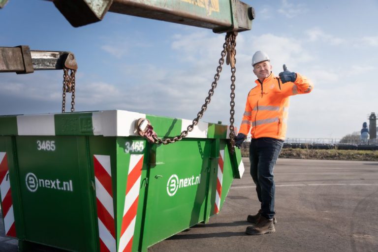 Vrachtwagenchauffeur bij afzetcontainer