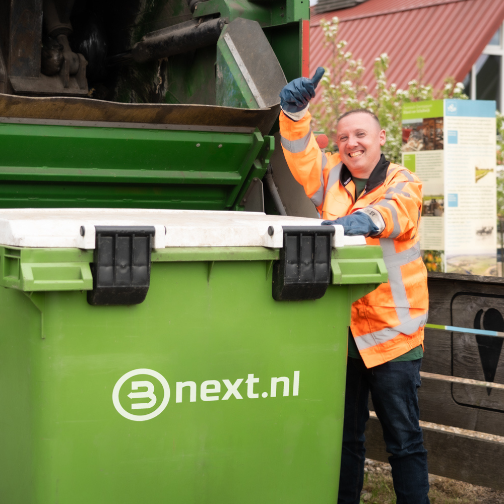 Chauffeur laadt een rolcontainer